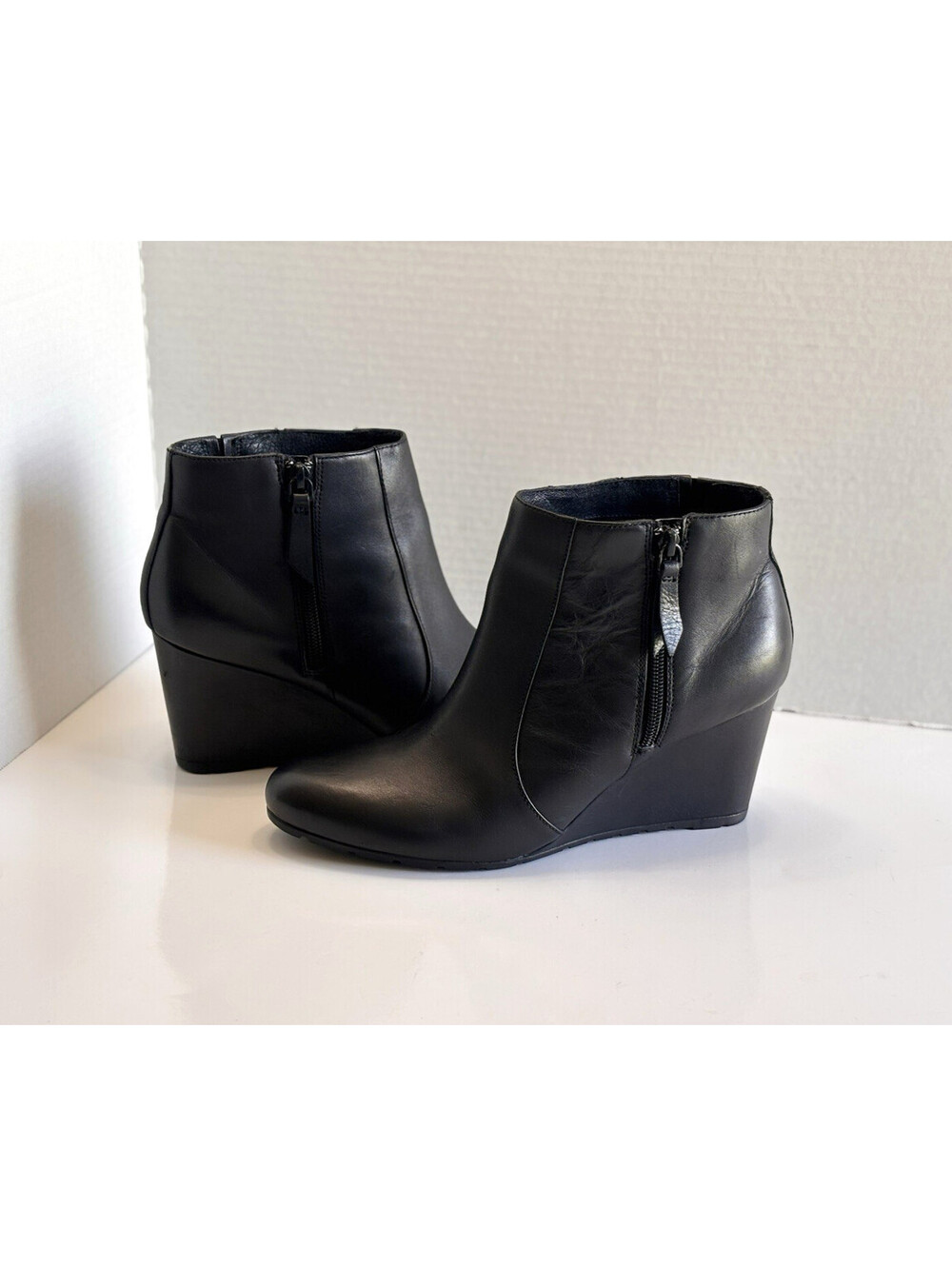 Clarks Artisan Ankle Booties Womens Size 9.5M Black Leather Comfy Wedge Side Zip